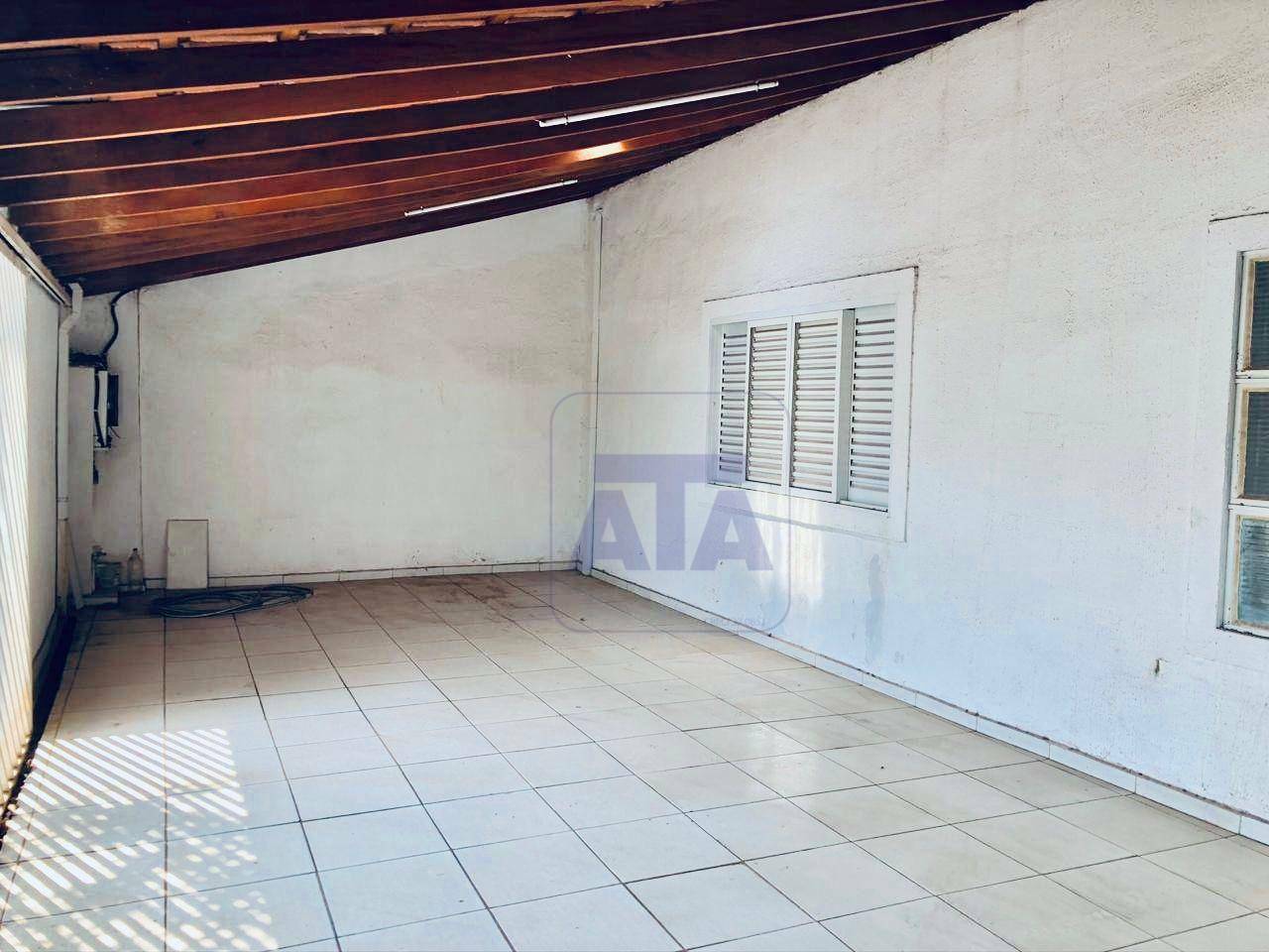 Casa à venda com 3 quartos, 304m² - Foto 2