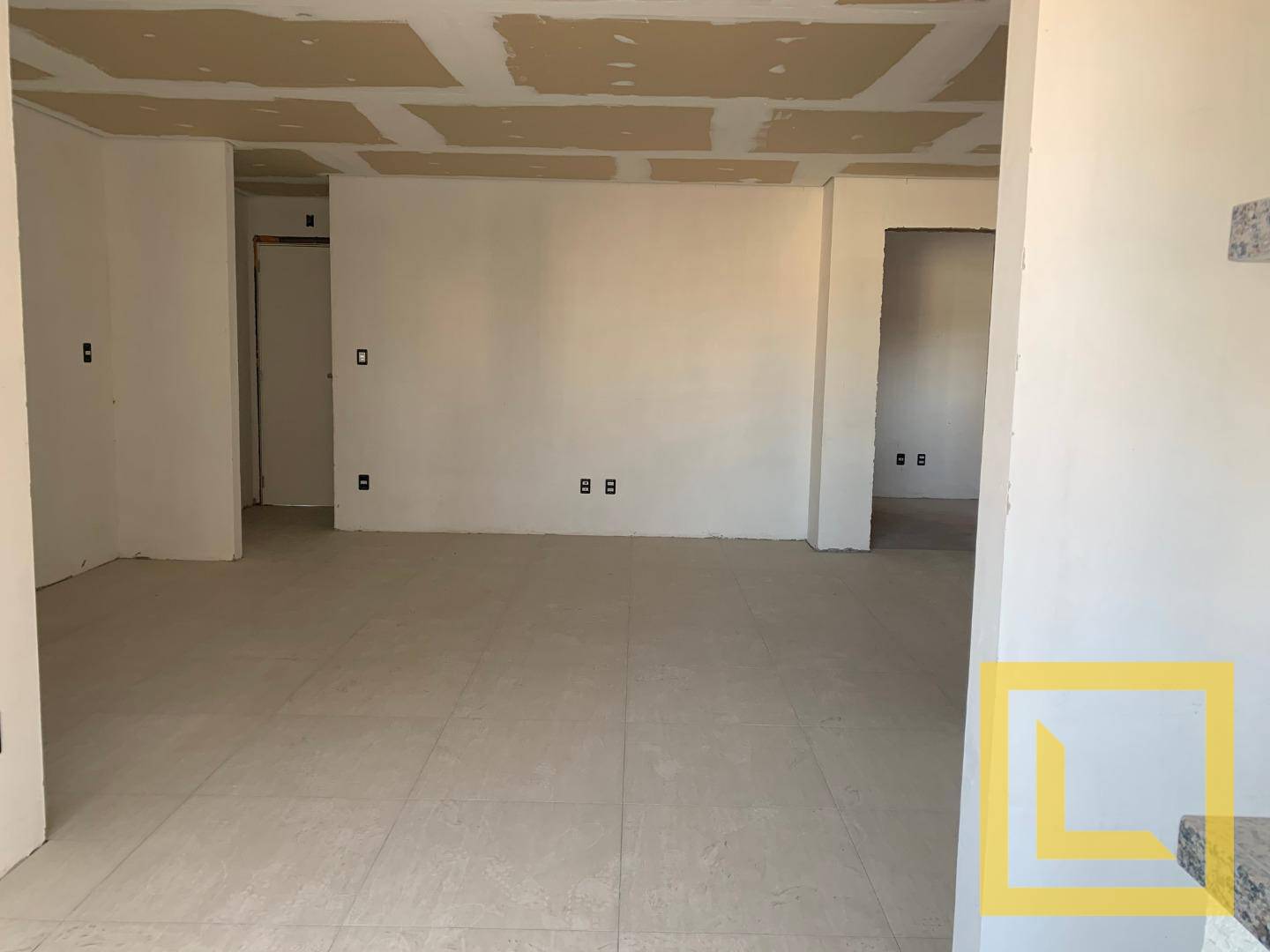 Apartamento à venda com 3 quartos, 81m² - Foto 1