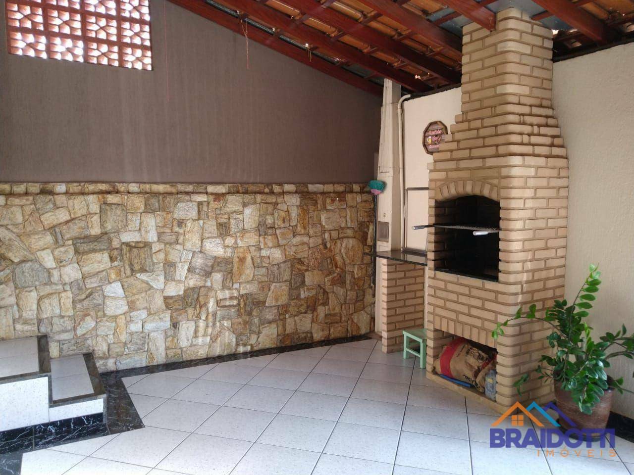 Casa à venda com 3 quartos, 129m² - Foto 1