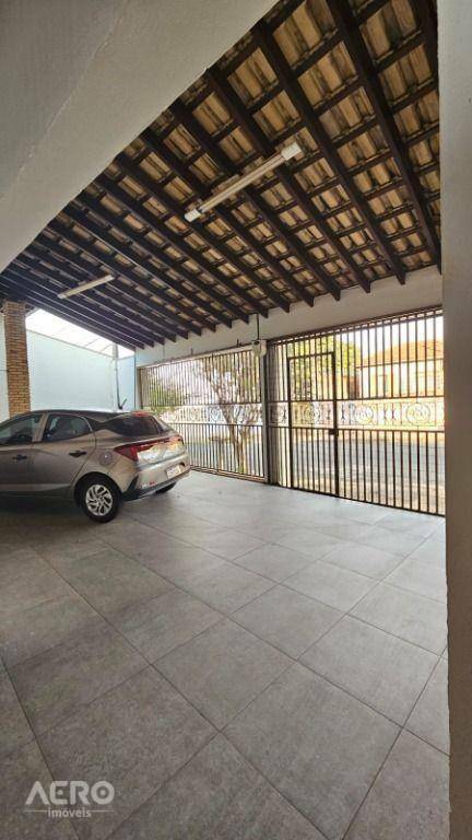 Casa à venda com 4 quartos, 252m² - Foto 2