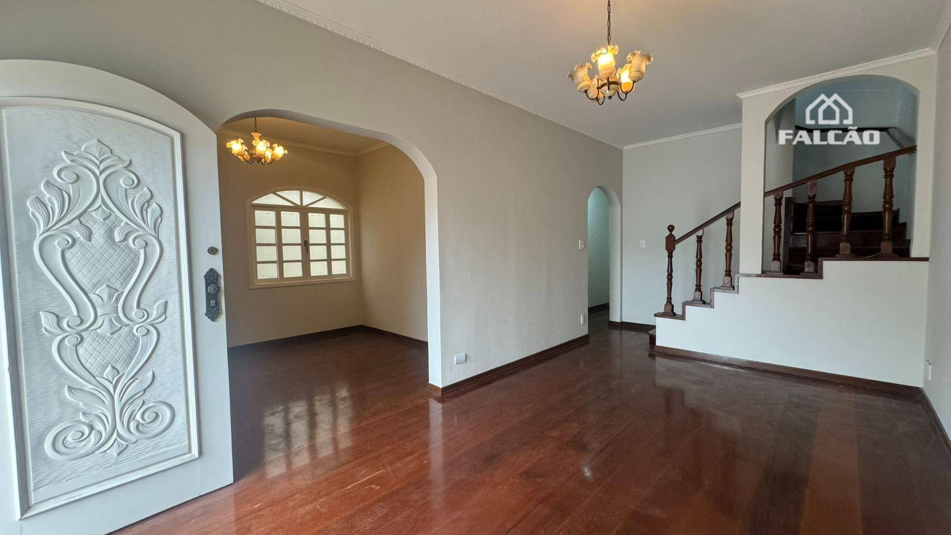 Sobrado à venda com 4 quartos, 214m² - Foto 1