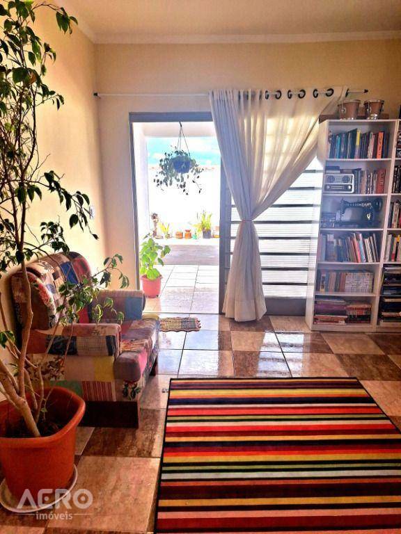 Casa à venda com 5 quartos, 143m² - Foto 2