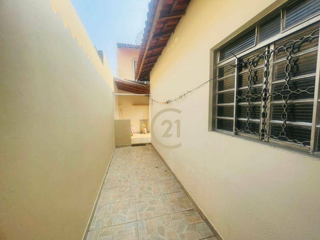 Casa à venda com 3 quartos, 210m² - Foto 2