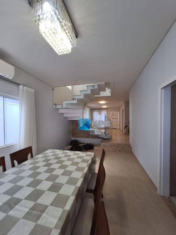 Casa de Condomínio para alugar com 4 quartos, 245m² - Foto 9