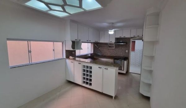 Sobrado à venda e aluguel com 3 quartos, 180m² - Foto 1