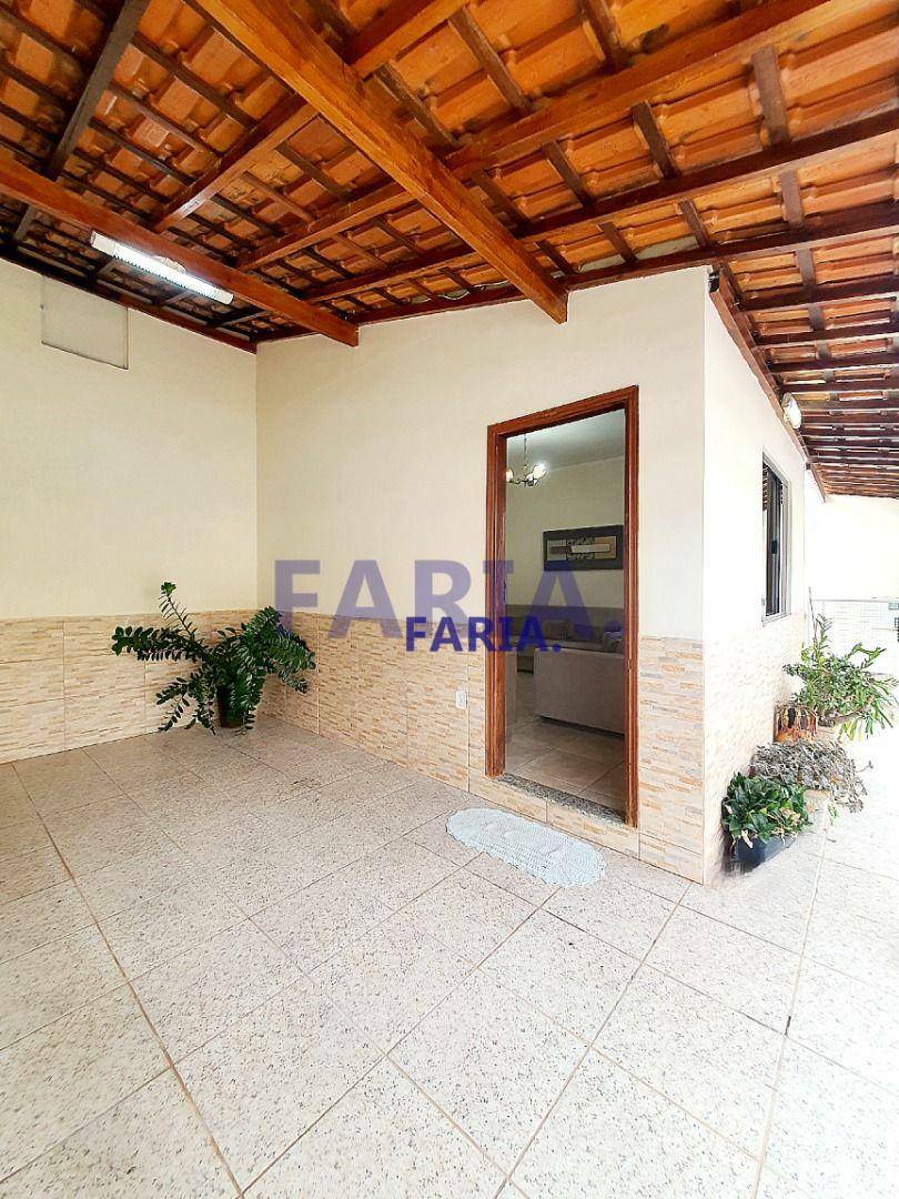 Casa à venda com 4 quartos, 220m² - Foto 3