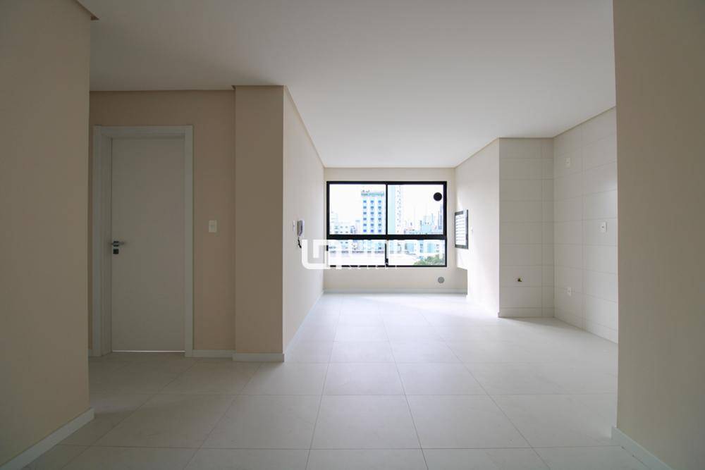 Apartamento à venda com 2 quartos, 64m² - Foto 4