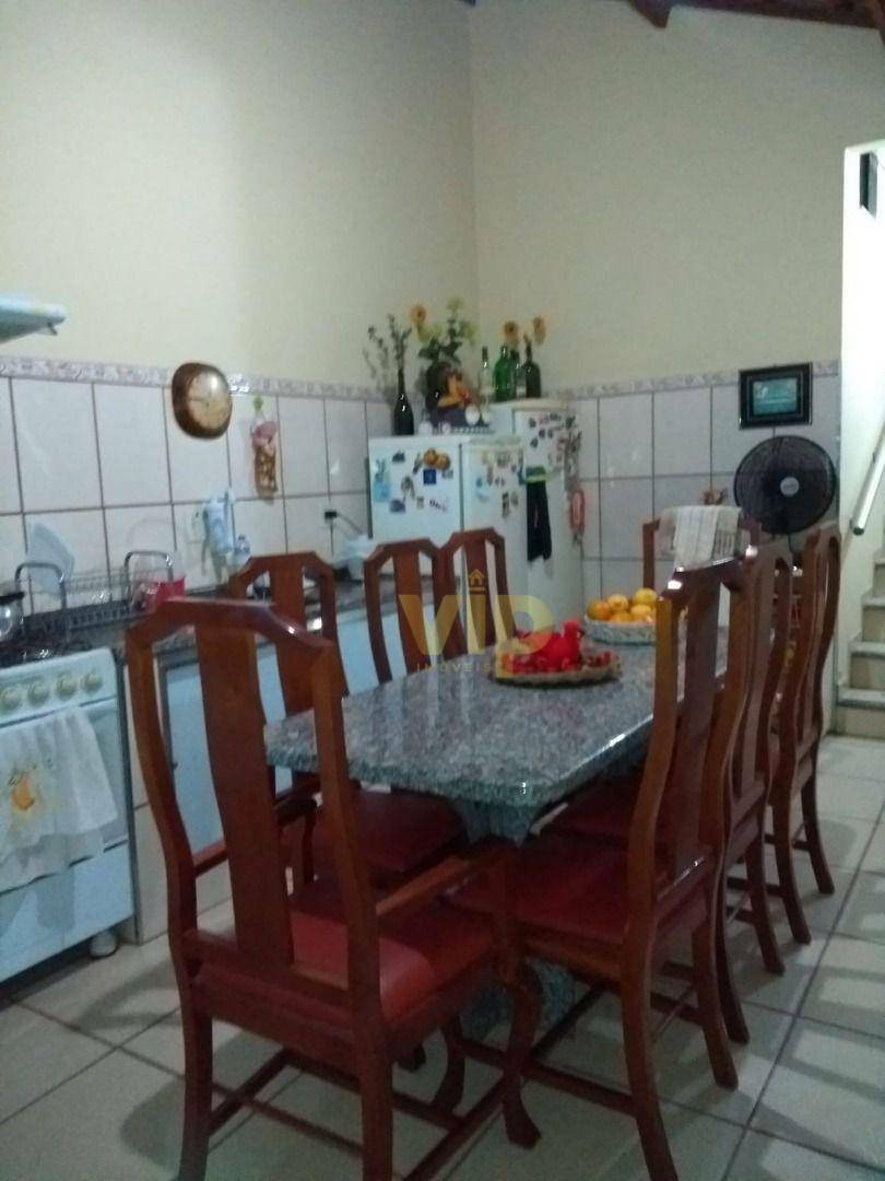 Casa à venda com 4 quartos, 130m² - Foto 1