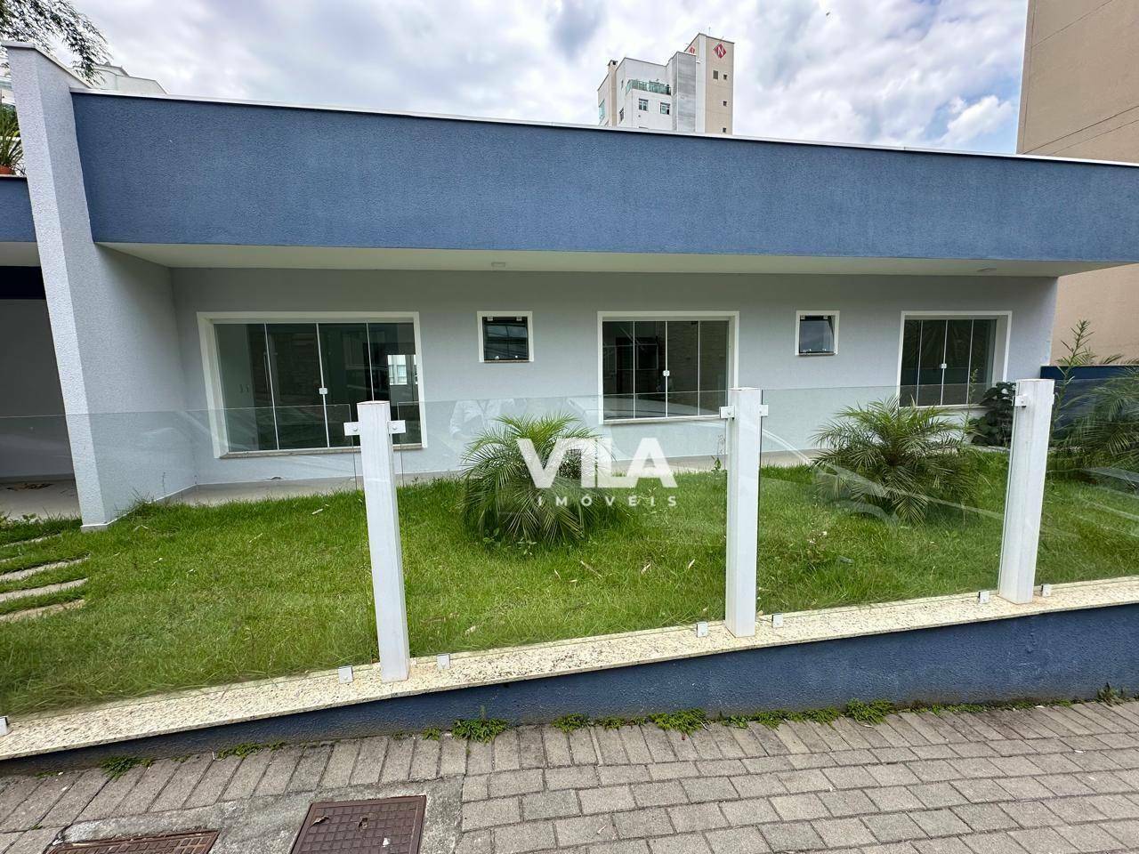 Casa à venda e aluguel com 4 quartos, 300m² - Foto 2