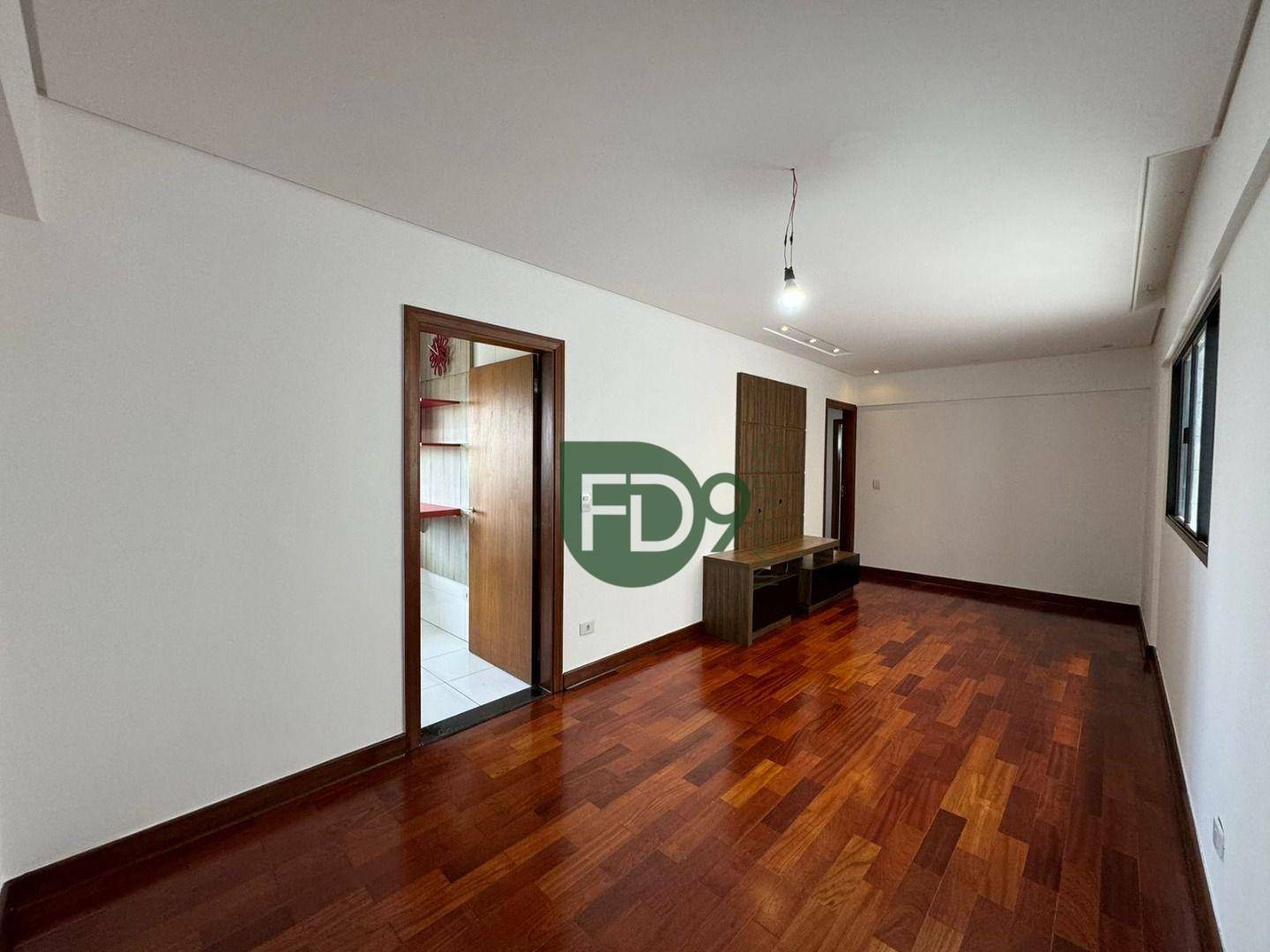 Apartamento à venda com 3 quartos, 130m² - Foto 1