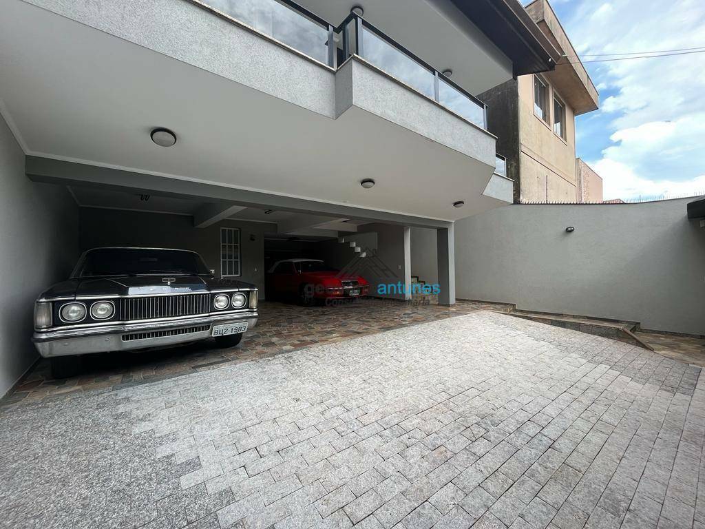 Sobrado à venda com 3 quartos, 381m² - Foto 1