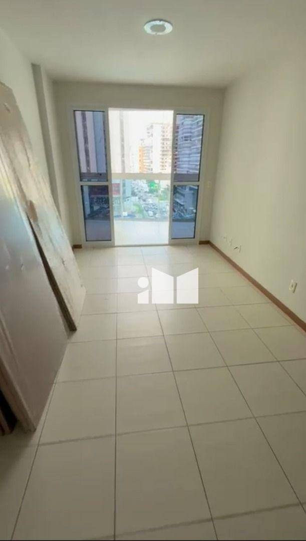 Apartamento à venda com 2 quartos, 70m² - Foto 3