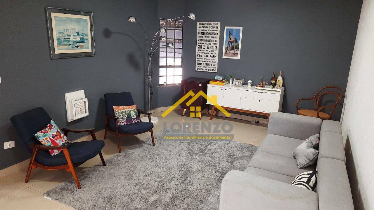 Sobrado à venda com 3 quartos, 300m² - Foto 1