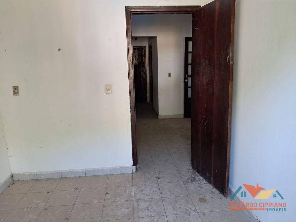 Casa à venda com 6 quartos, 230m² - Foto 7