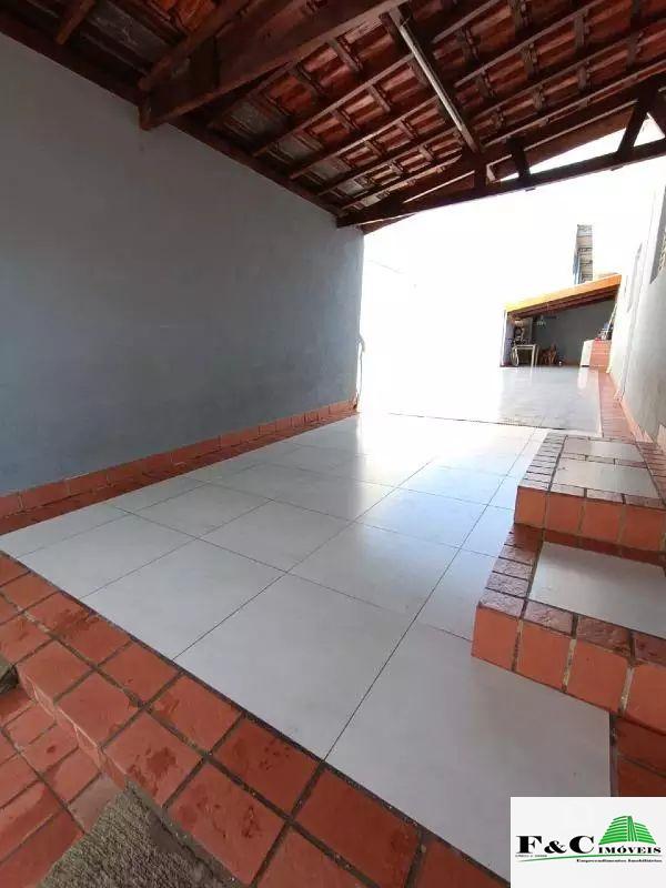 Casa à venda com 3 quartos, 200m² - Foto 1