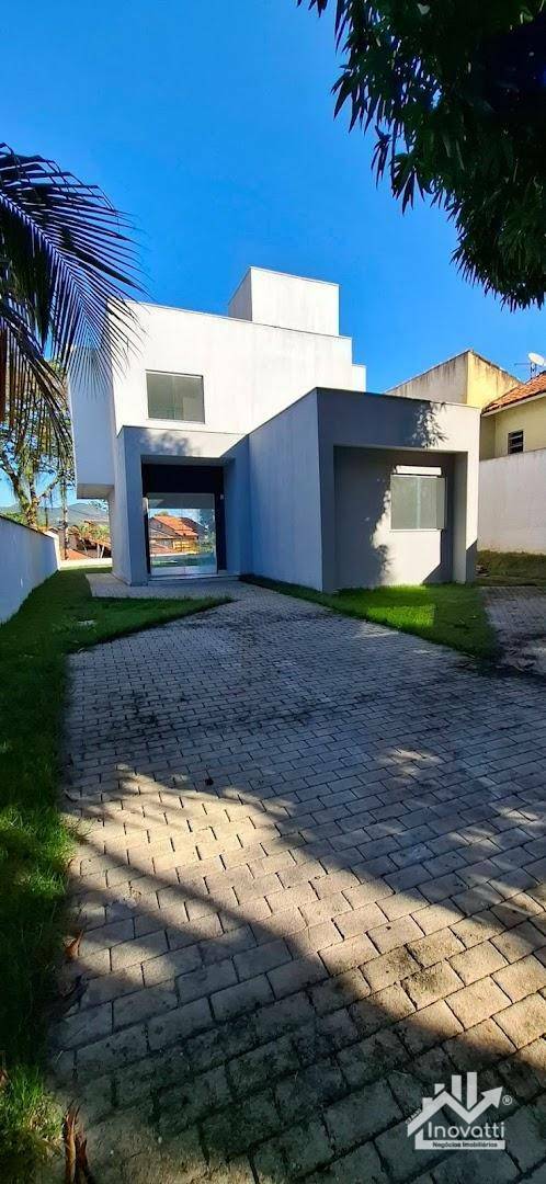 Casa à venda com 3 quartos, 114m² - Foto 1