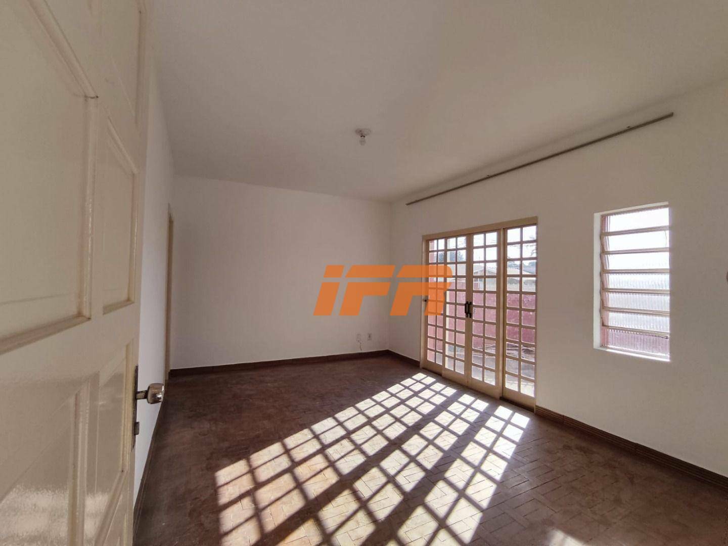 Casa à venda com 2 quartos, 110m² - Foto 1