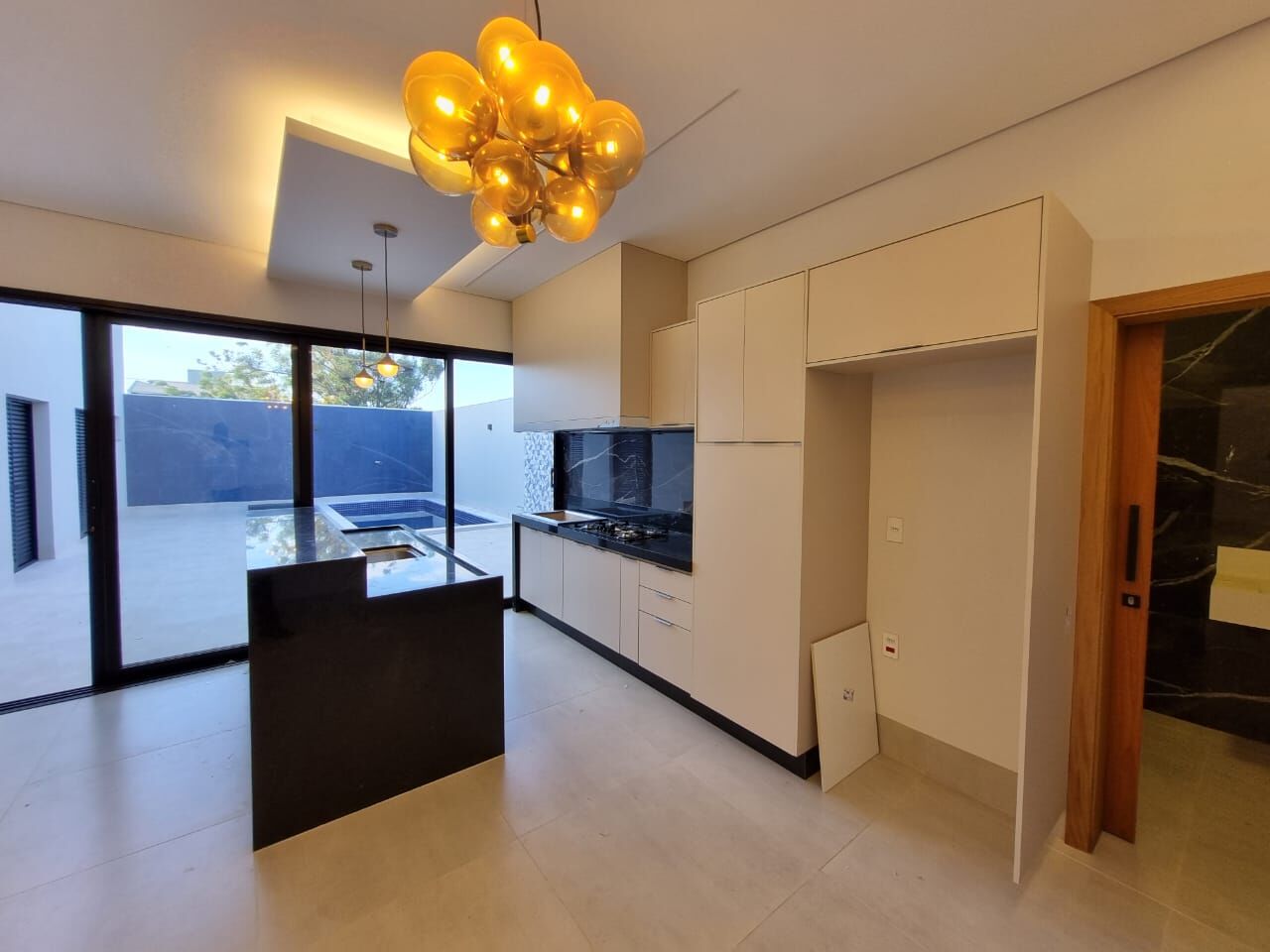 Casa à venda com 3 quartos, 186m² - Foto 1