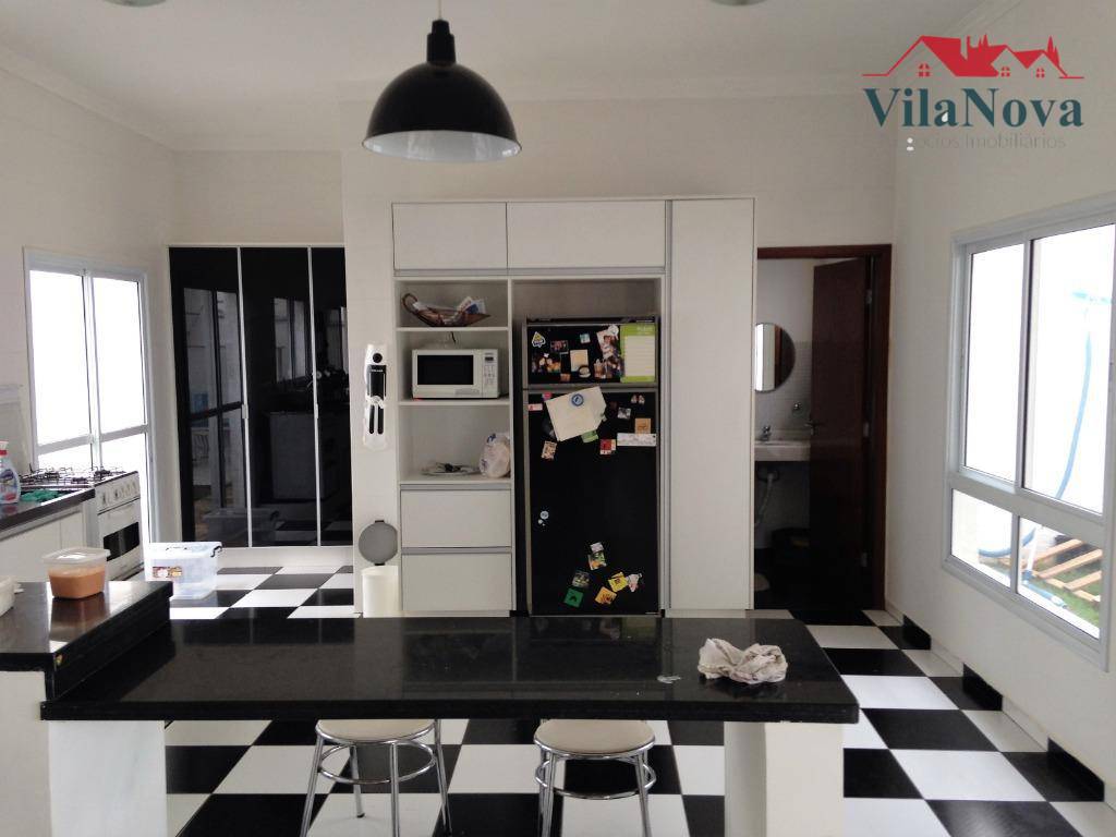 Casa à venda com 3 quartos, 240m² - Foto 2