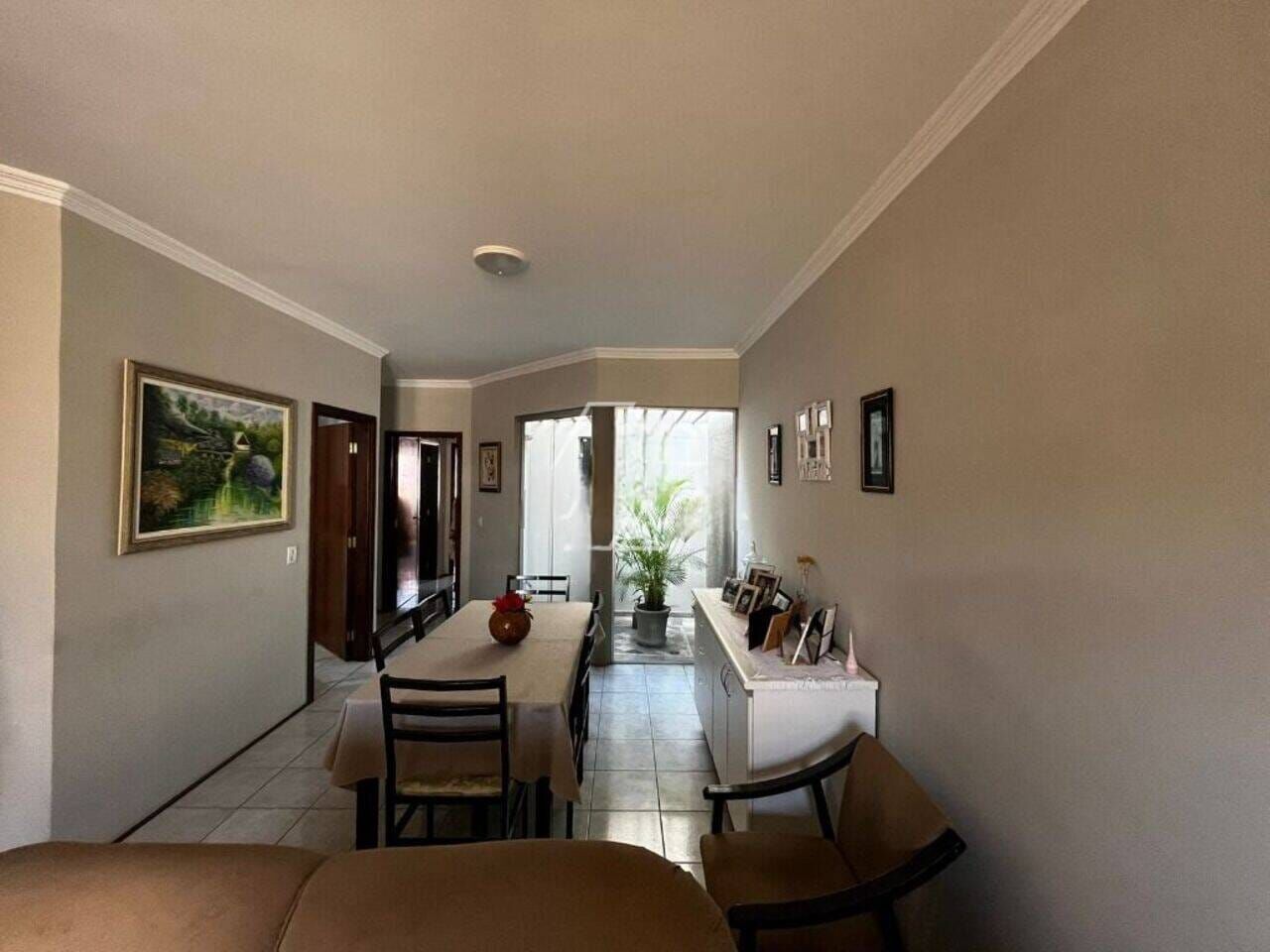 Casa para alugar com 2 quartos, 215m² - Foto 1