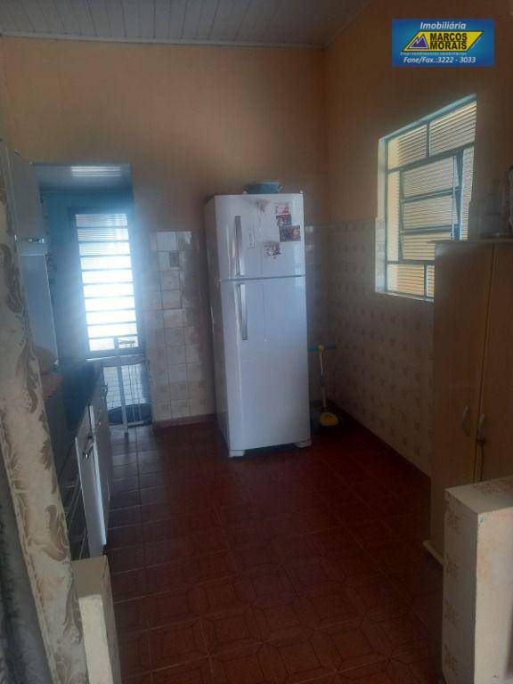 Casa à venda com 2 quartos, 180m² - Foto 2