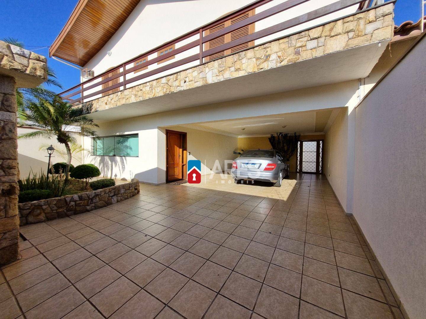 Casa à venda com 4 quartos, 364m² - Foto 1