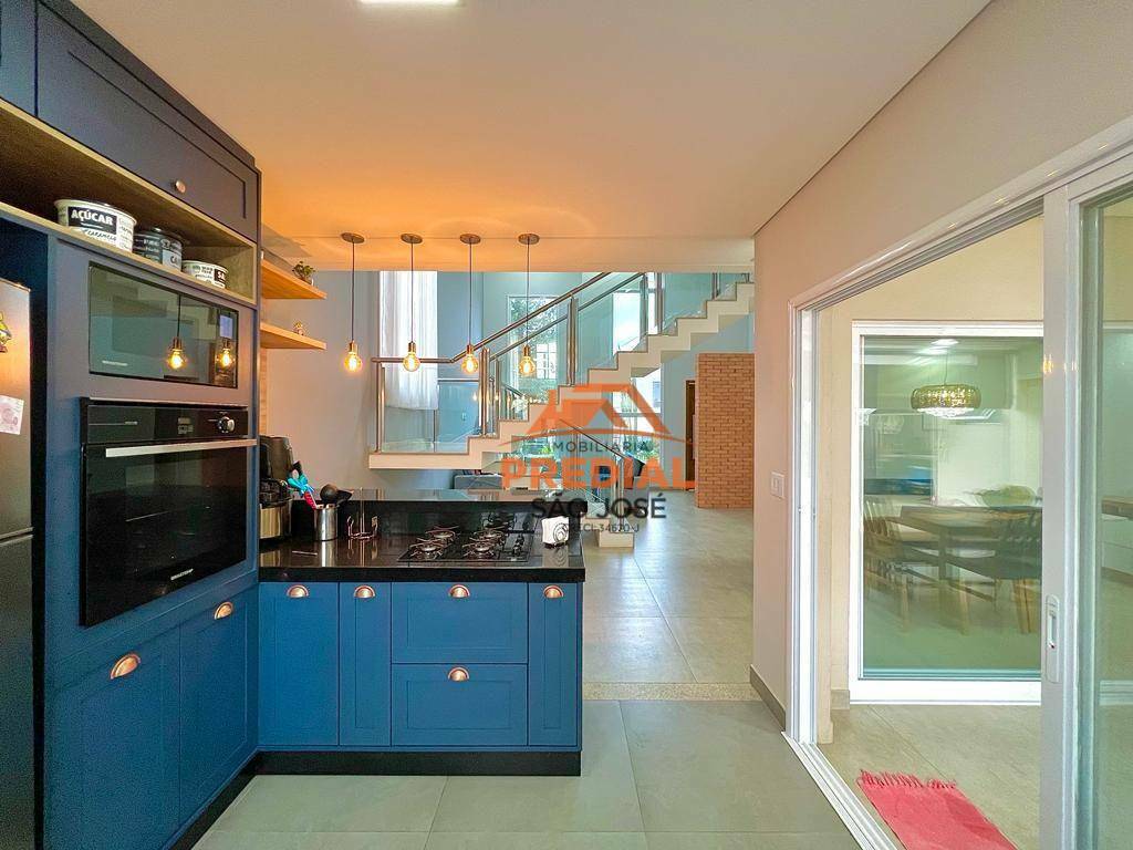 Casa de Condomínio à venda com 4 quartos, 270m² - Foto 1