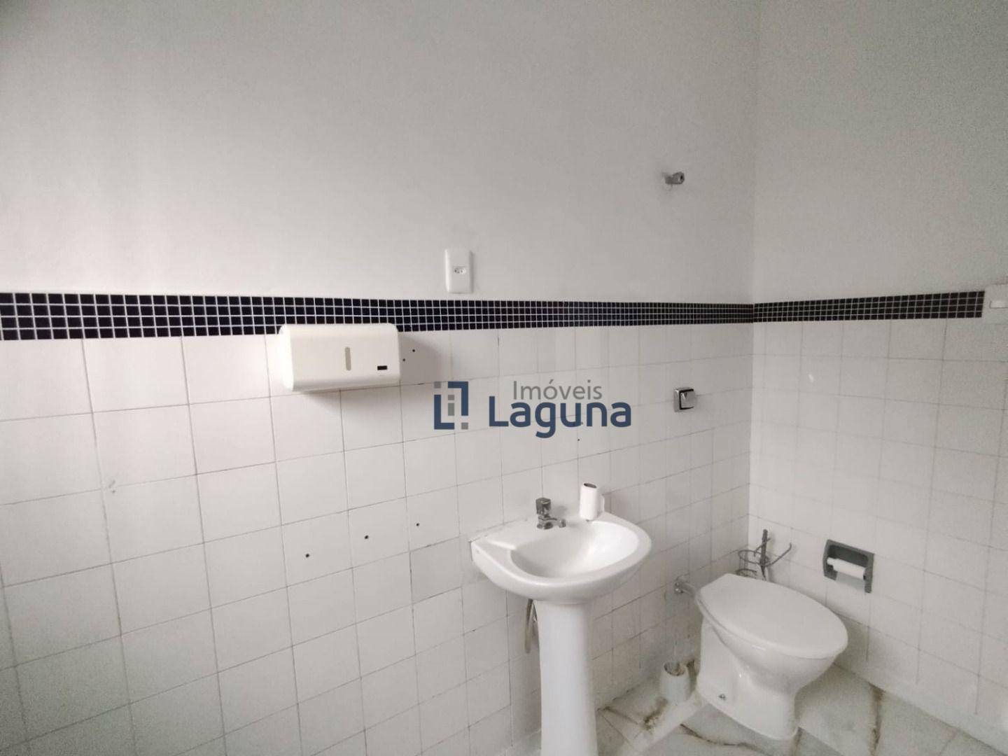 Casa para alugar com 2 quartos, 200m² - Foto 6