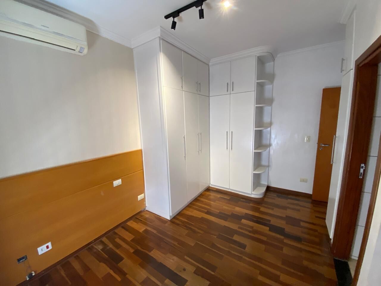 Casa para alugar com 4 quartos, 241m² - Foto 28