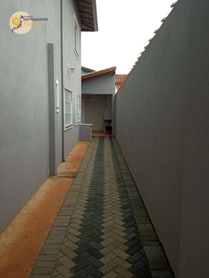 Casa para alugar com 2 quartos, 300m² - Foto 13