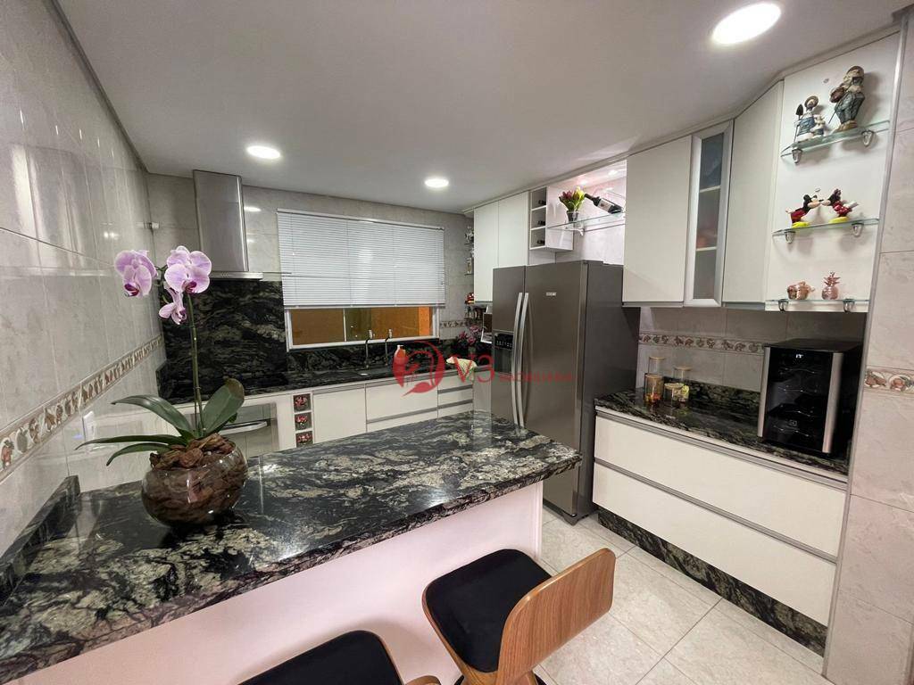 Sobrado à venda com 3 quartos, 180m² - Foto 1