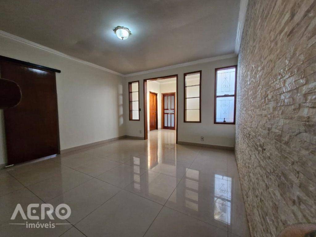 Casa à venda com 3 quartos, 177m² - Foto 1