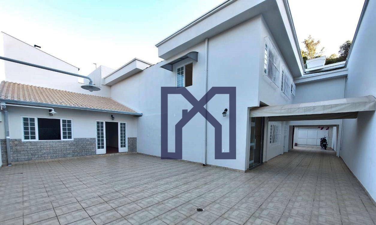 Casa à venda com 3 quartos, 232m² - Foto 1