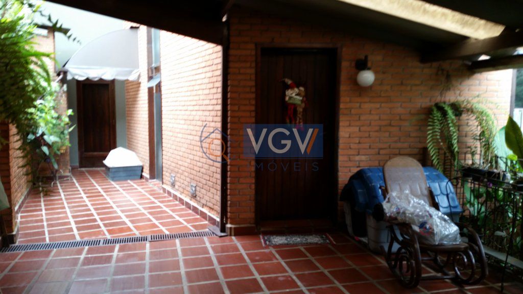 Casa à venda com 4 quartos, 200m² - Foto 1