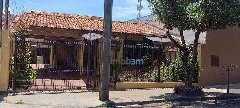 Casa à venda com 4 quartos, 150m² - Foto 1