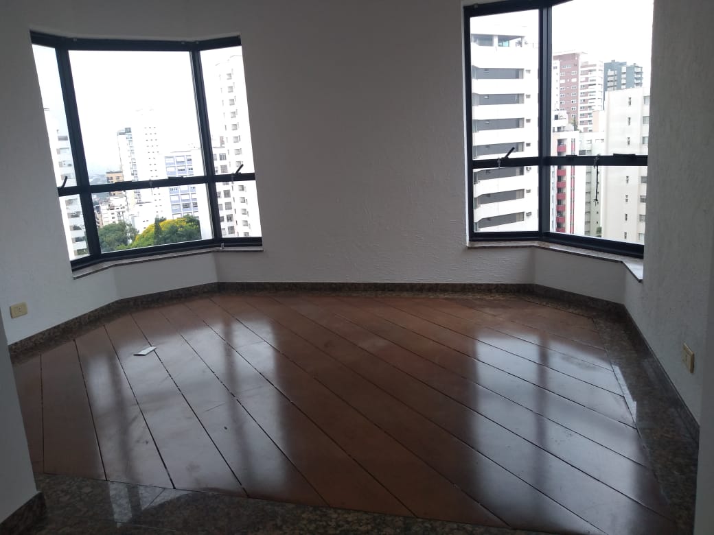 Apartamento à venda com 4 quartos, 185m² - Foto 1