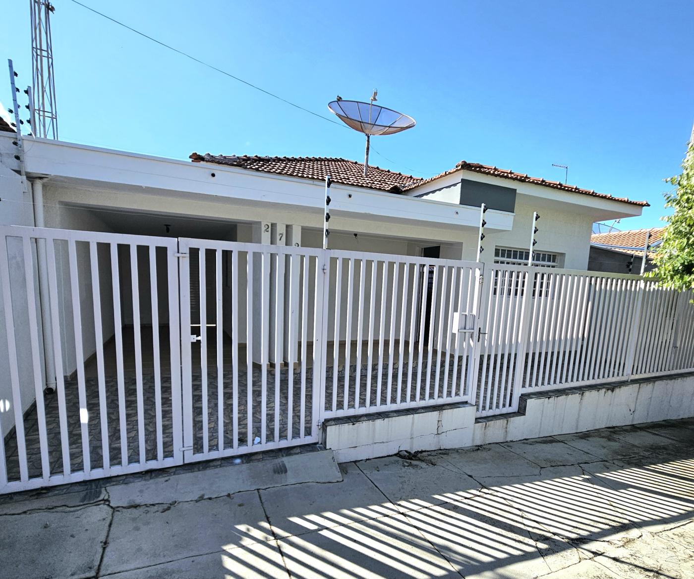 Casa à venda com 3 quartos, 244m² - Foto 1