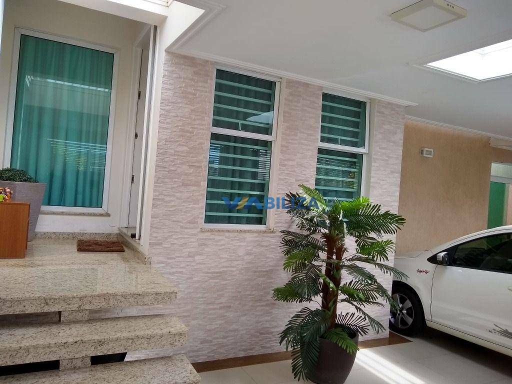 Casa à venda com 3 quartos, 226m² - Foto 1