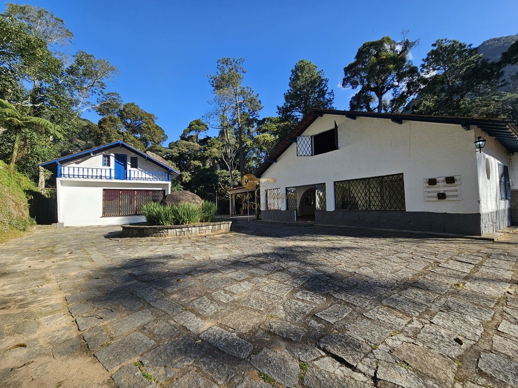 Casa à venda com 3 quartos, 253m² - Foto 1