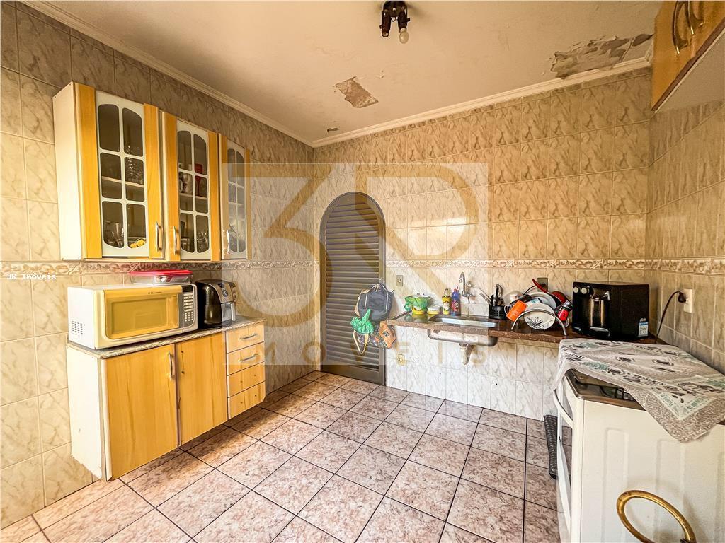 Casa à venda com 2 quartos, 180m² - Foto 13