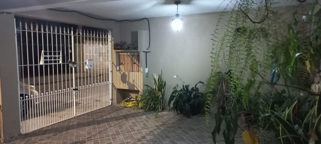 Sobrado à venda com 3 quartos, 200m² - Foto 1