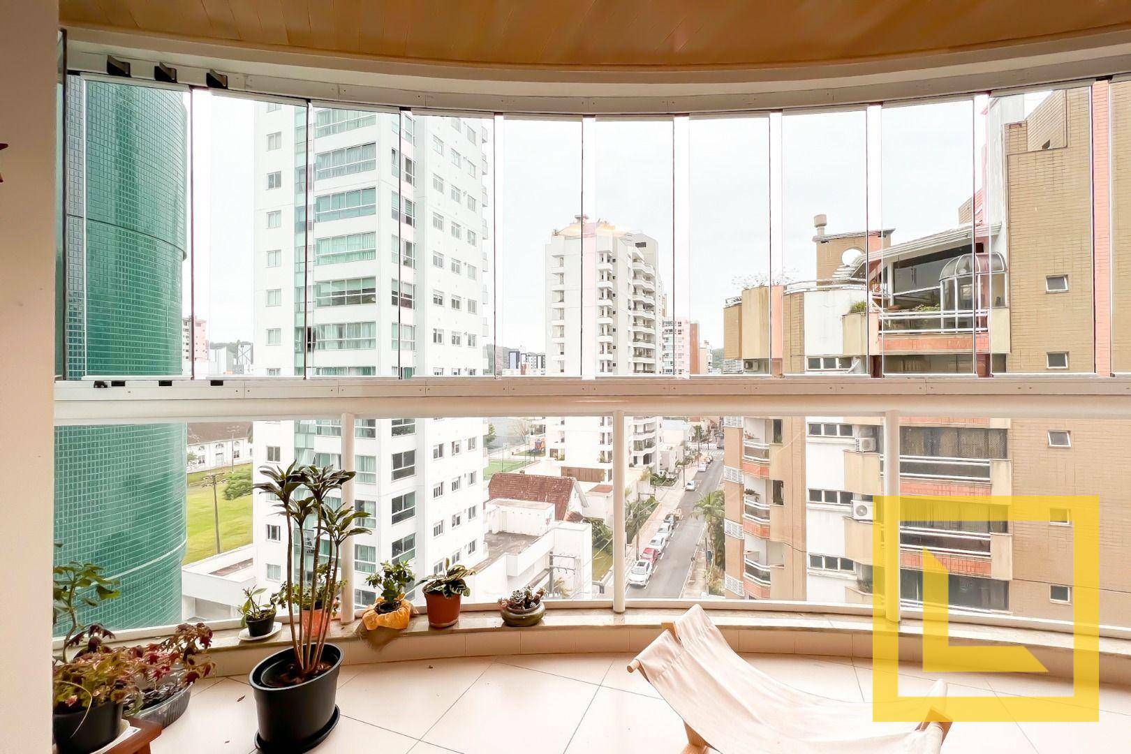 Apartamento à venda com 3 quartos, 217m² - Foto 8