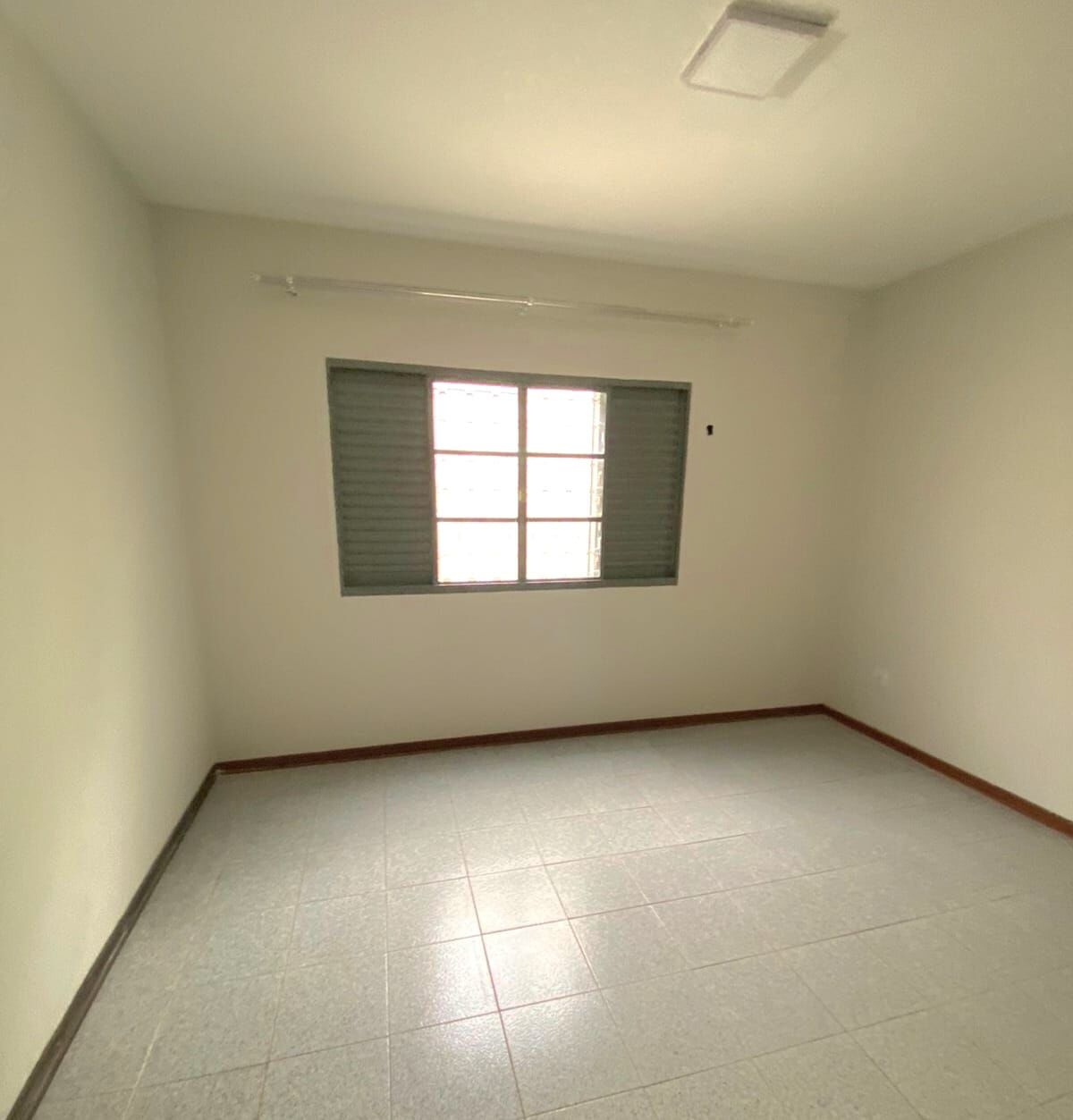 Casa para alugar com 5 quartos, 249m² - Foto 2