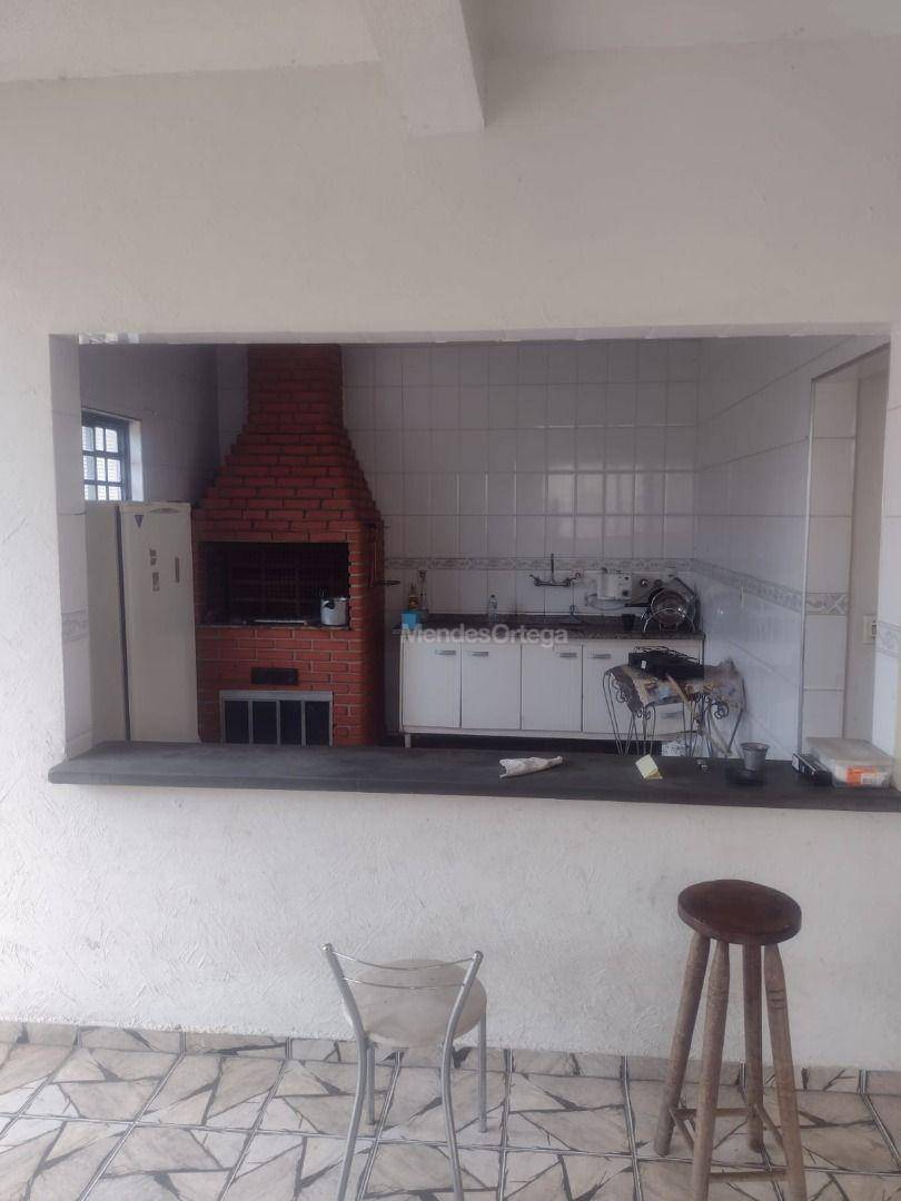 Casa para alugar com 6 quartos, 487m² - Foto 1