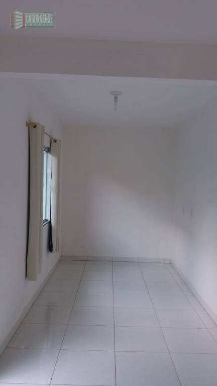 Casa à venda com 3 quartos, 68m² - Foto 11