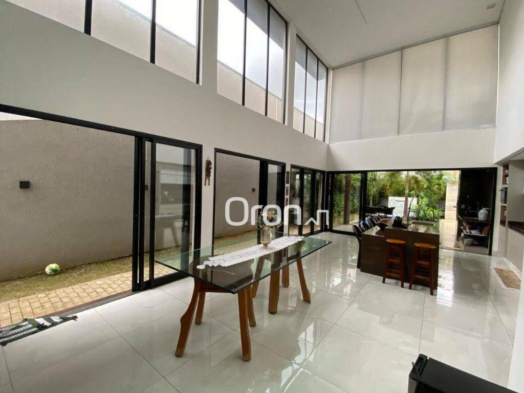 Sobrado à venda com 4 quartos, 350m² - Foto 1