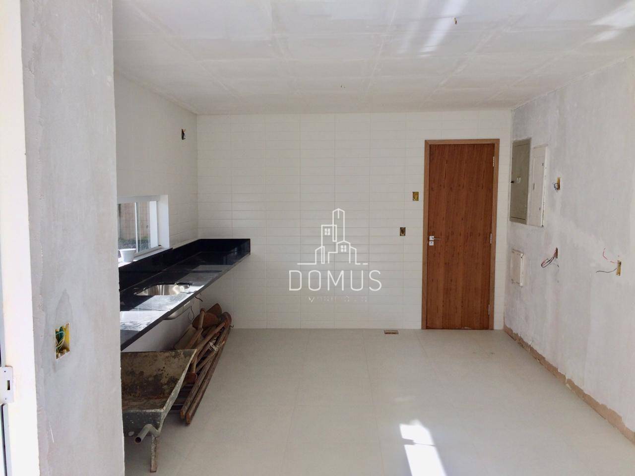 Casa à venda com 4 quartos, 250m² - Foto 4