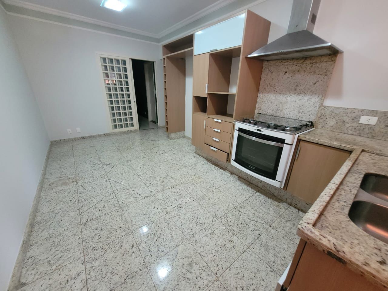 Casa para alugar com 4 quartos, 250m² - Foto 10