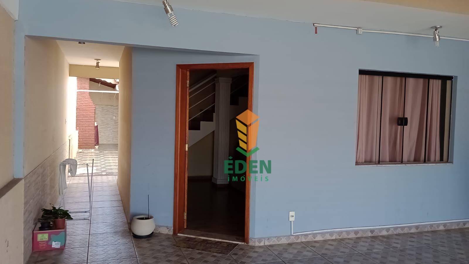 Casa à venda com 4 quartos, 211m² - Foto 4