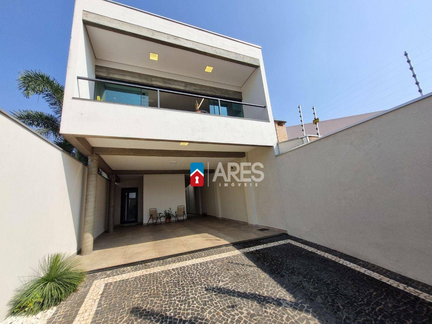 Casa à venda com 3 quartos, 207m² - Foto 1